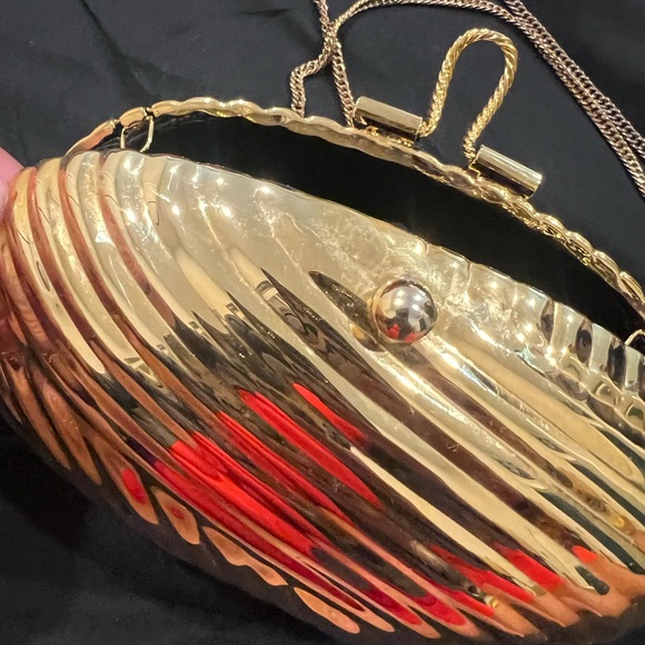Shimmering Vintage-  Shell Clutch with Chain Strap - Picture 8 of 16